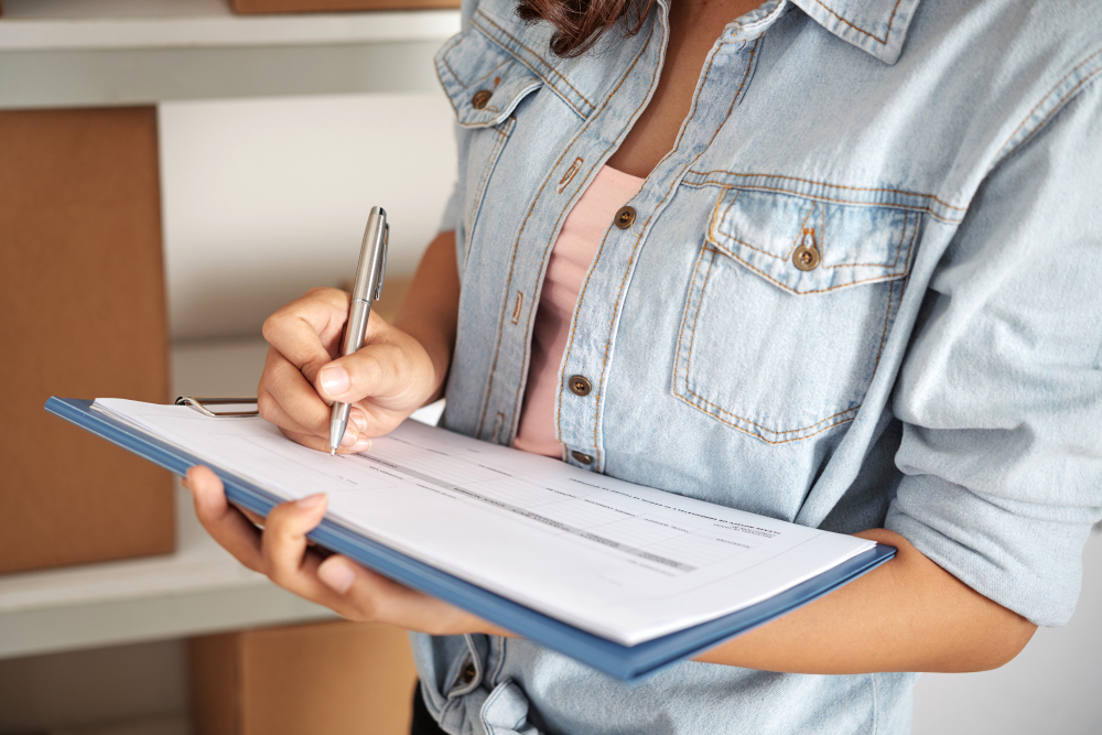 Complete guide and checklist to moving home